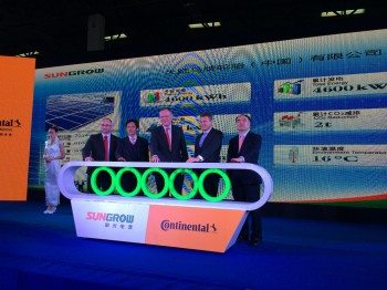 From left to right: Michael Egner, general manager of Continental Tires (China), Hu Hongtong, vice-director of Hefei High and New Development Zone Administration Committee, Stephan Weil, prime minister of Lower Saxony, Dr. Ralf Cramer, member of the Executive Board of Continental and CEO China, Cao Renxian, CEO of Sungrow Power Supply Co., Ltd
