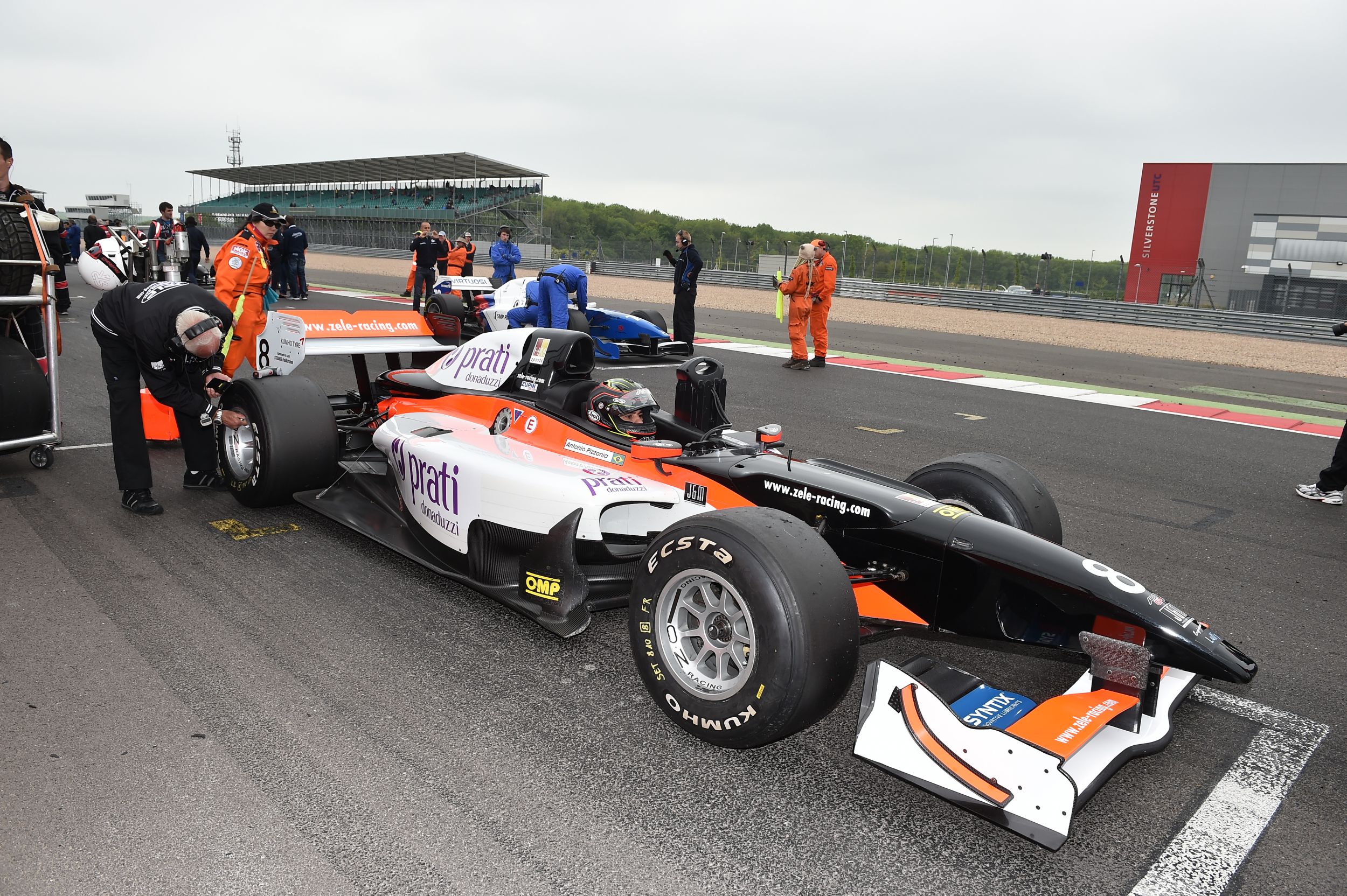 Kumho treats retailers to Silverstone race day