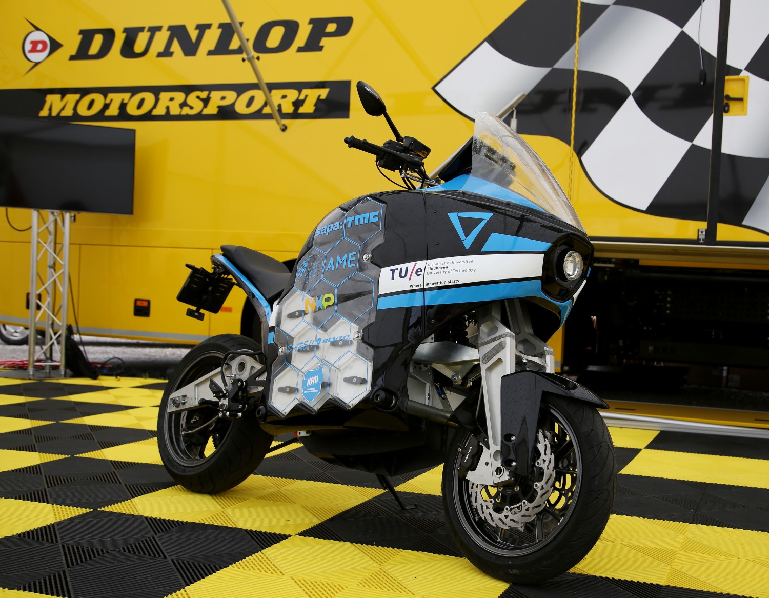 Around the world in 80 days on Dunlop Roadsmart III tyres