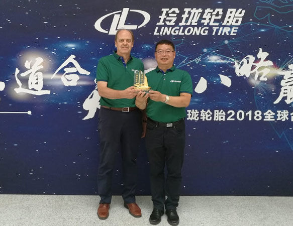 Cimcorp sales manager Esa Valtonen and agent Fangmin Di receive Linglong’s ‘Outstanding Partner’ award