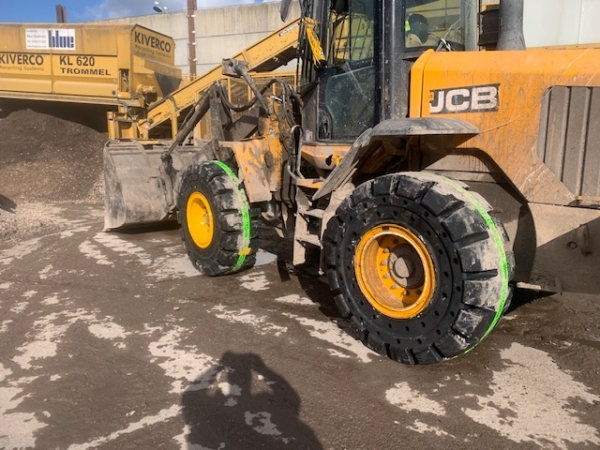 Jones Skip Hire opted for 20.5-25 TY cushion tyres