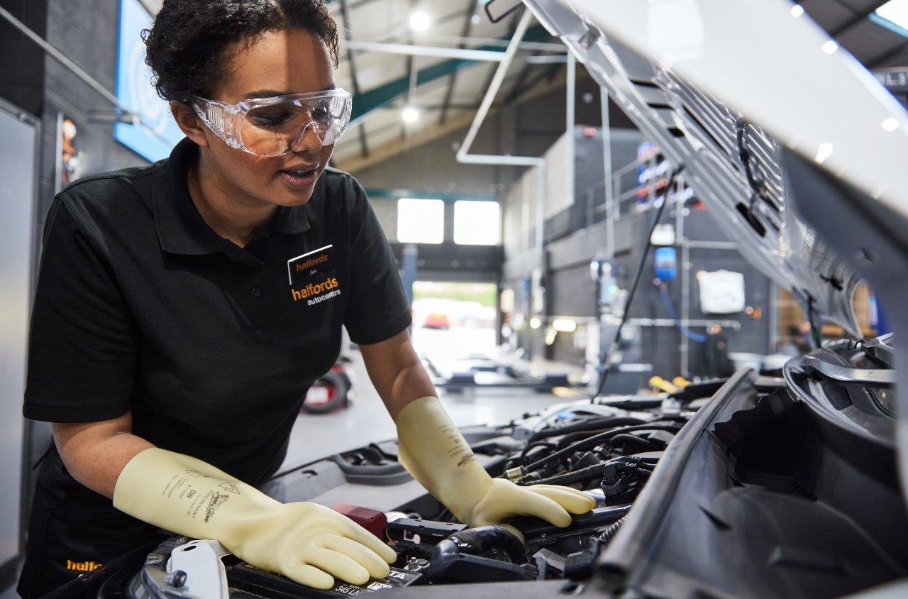 Halfords investing £3.5 million in creating 1000 automotive technician roles