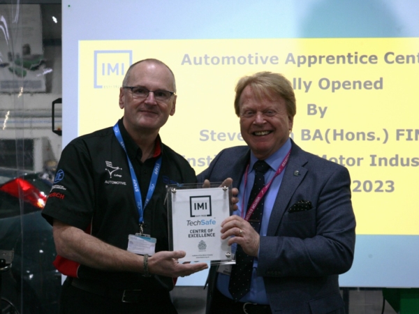 (l-r) Peter Jackson, Learning & Skills Lead - Lincoln College and Steve Nash, CEO IMI (Photo: IMI)