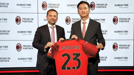 Kumho CEO Jeong Il-Taik holds up an AC Milan shirt with the club's CEO Giorgio Furlani, marking a new partnership