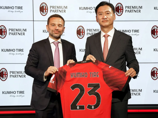 Kumho CEO Jeong Il-Taik holds up an AC Milan shirt with the club's CEO Giorgio Furlani, marking a new partnership