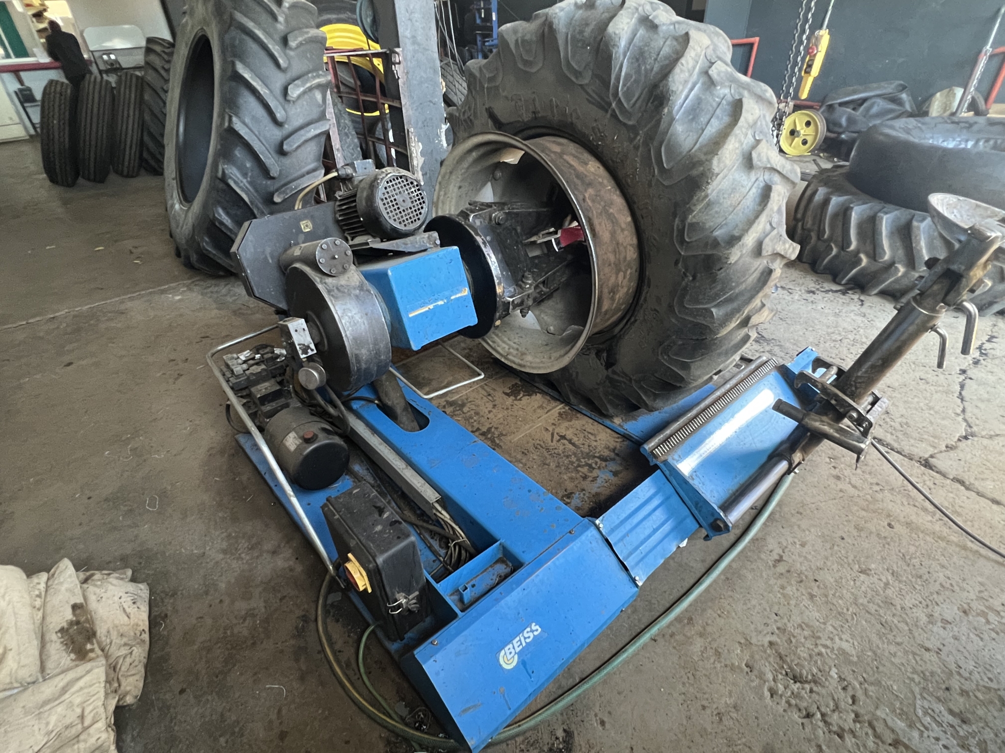 Vesconite Bearings trialled on tractor tyre equipment