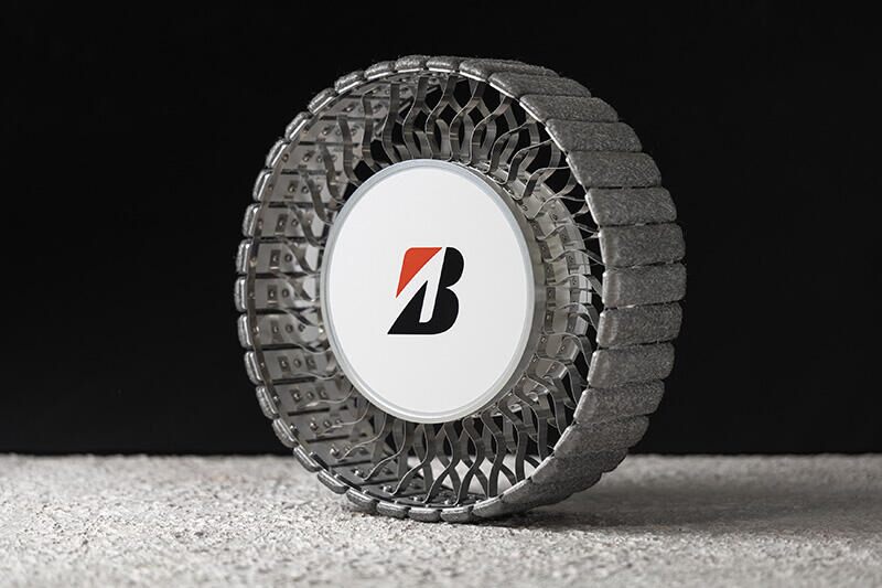 Bridgestone presents second-generation lunar tyre